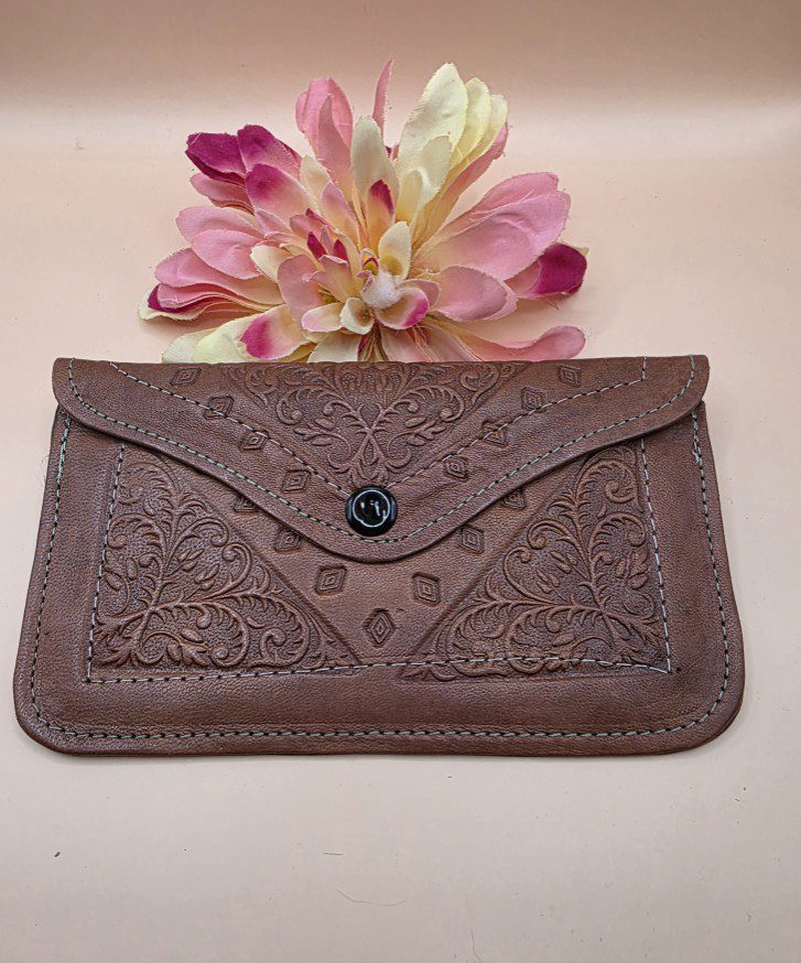Handgemaakte Marokkaanse leren platte portemonnee - gegrafeerd - achter vakje BRUIN kleur