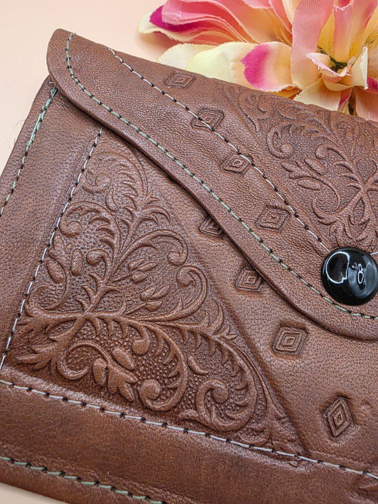 Handgemaakte Marokkaanse leren platte portemonnee - gegrafeerd - achter vakje BRUIN kleur - Afbeelding 2