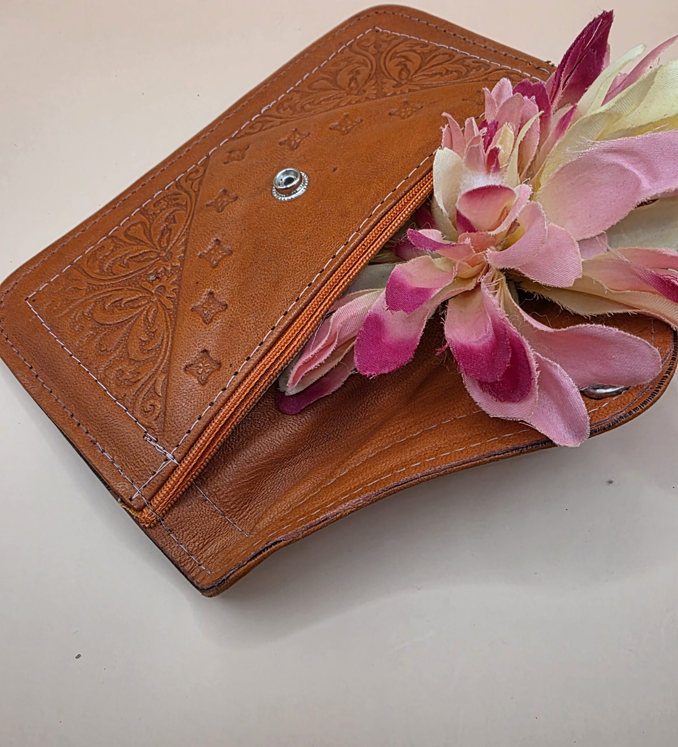 Handgemaakte Marokkaanse leren platte portemonnee - gegrafeerd - achter vakje CAMEL kleur - Afbeelding 2