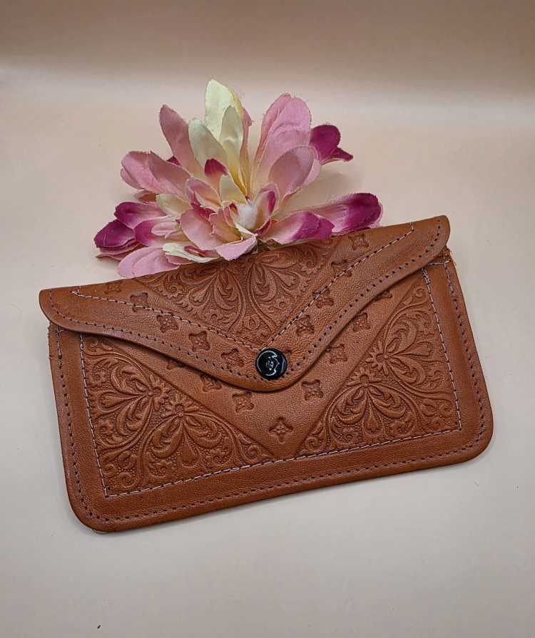 Handgemaakte Marokkaanse leren platte portemonnee - gegrafeerd - achter vakje CAMEL kleur
