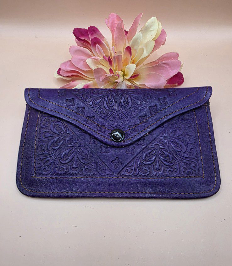 Handgemaakte Marokkaanse leren platte portemonnee - gegrafeerd - achter vakje PAARS kleur