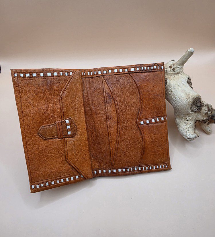 Handgemaakte Marokkaanse leren midden grote portemonnee - gegrafeerd - vakjes CAMEL kleur