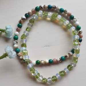 Dubbele armband van Prehniet en opaal, Howliet en Malachiet 2st