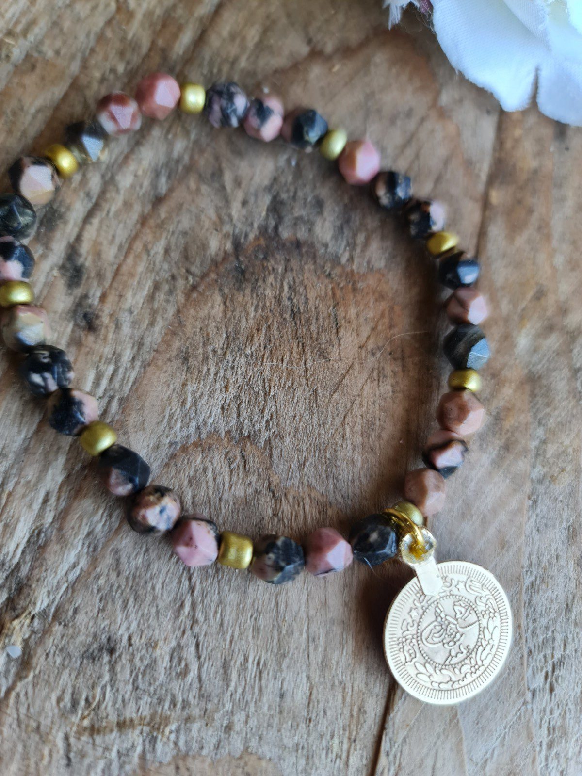 Handgemaakte edelsteen armband van Rhodoniet en gouden kralen met hangertje
