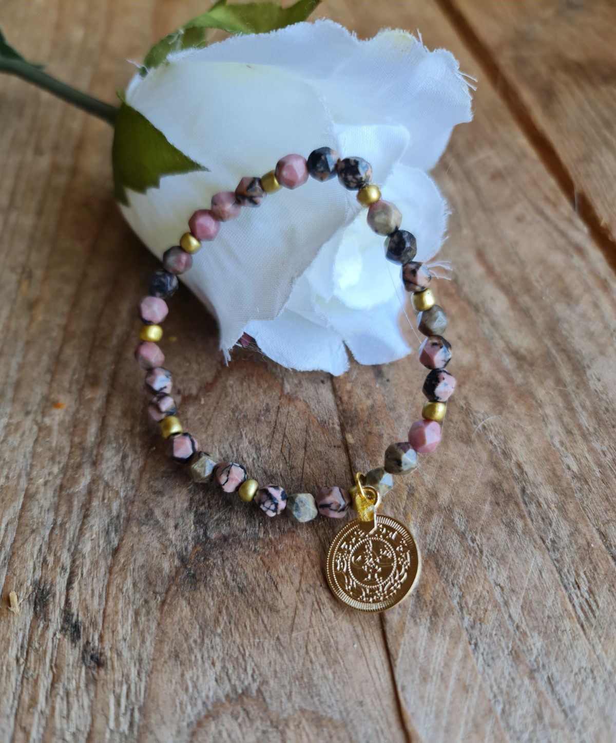 Handgemaakte edelsteen armband van Rhodoniet en gouden kralen met hangertje