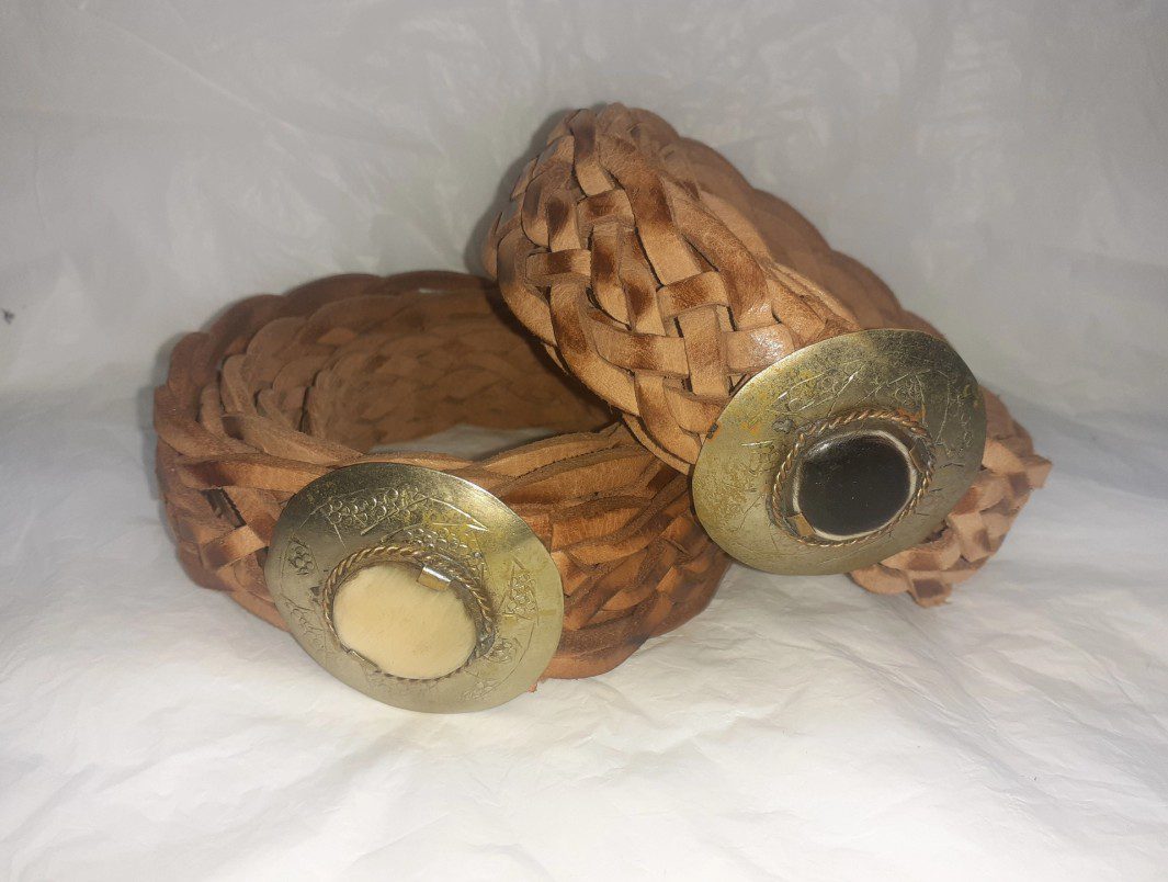 100% leren gevlochten riem met platte ronde stalen met LICHTER steen in het midden 125cm