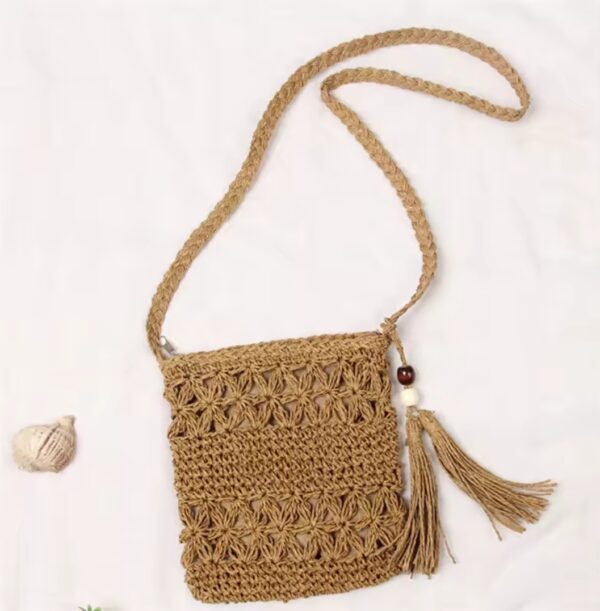 Leuke zomers rieten cross body tasje in DONKER BEIGE kleur - kwastje- kralen - rits sluiting