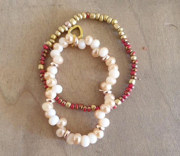 Tweedelige armband handgemaakt met Rocailles, kralen in diverse maten en kleuren 2st