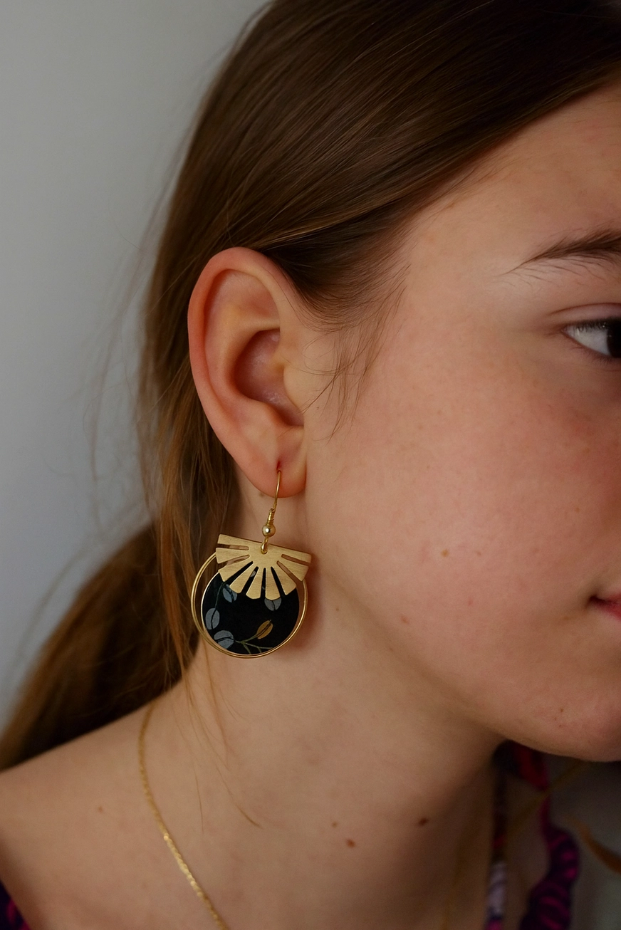 Handgemaakte origami met Messing oorbellen met een parelmoeren medaillon - Japanse papieren sieraden