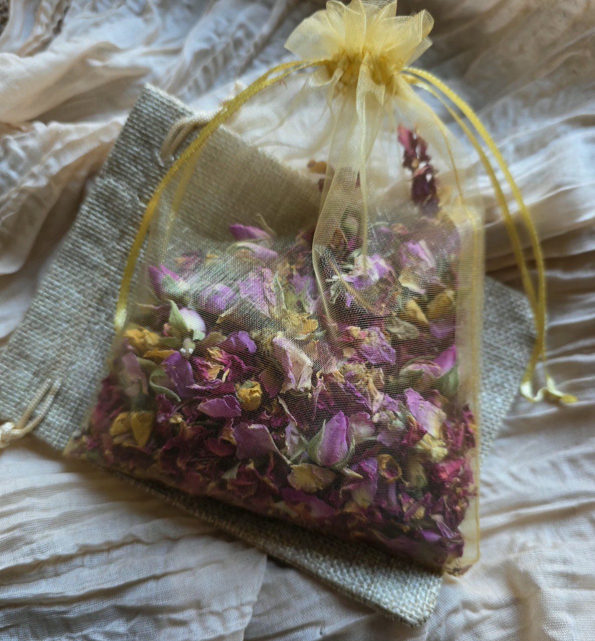 Handgemaakte rozen geurend zakje - rozen etherische olie - rozen bladjes en rozen knoppen - 40gr