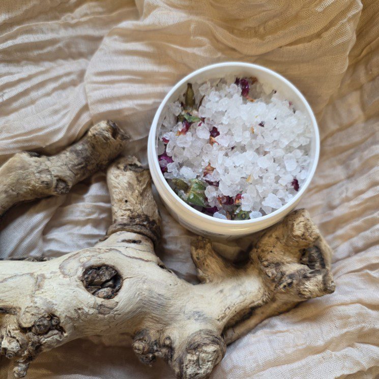 Handgemaakte zalige body bad scrub met zout - rozen bladjes - amandel en camelina olie 150gr