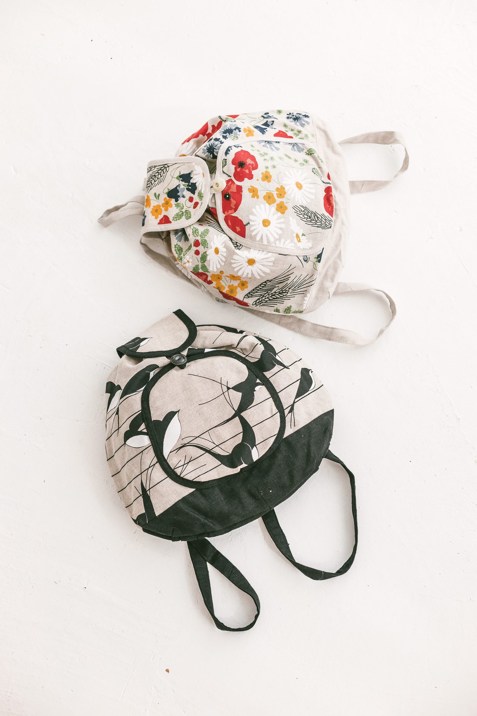 Handgemaakte linnen rugzak in beige en zwarte tinten met vogels - handige rugtas -aantrek koord - Afbeelding 4