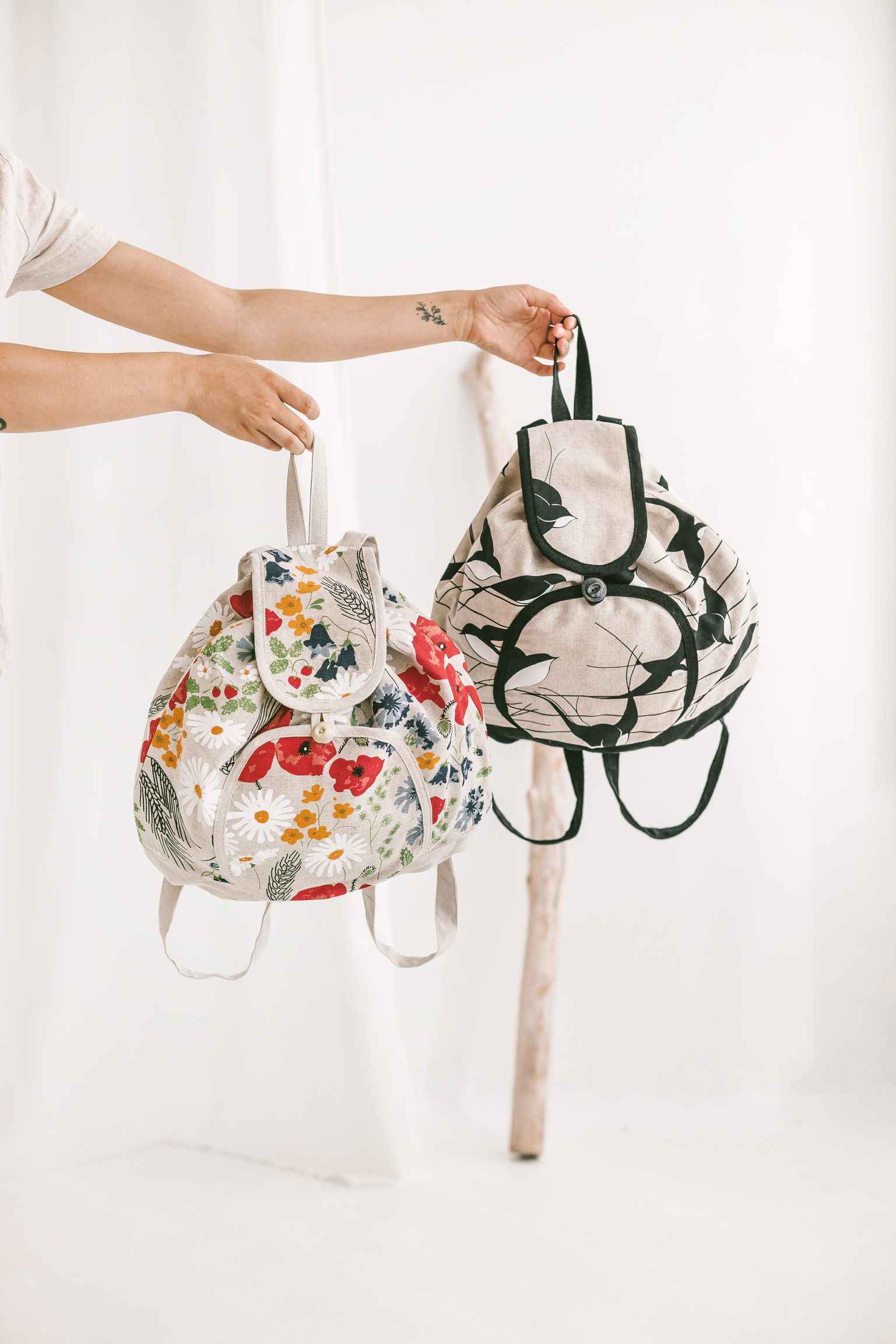 Handgemaakte linnen rugzak in beige en zwarte tinten met vogels - handige rugtas -aantrek koord - Afbeelding 5