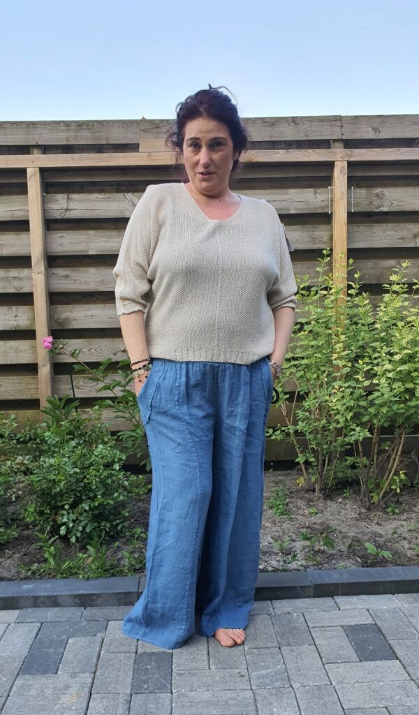 Luchtige gebreide top met v-hals in kleur BEIGE met vlinder 7/8 mouwen - maat 40/42 - Afbeelding 2