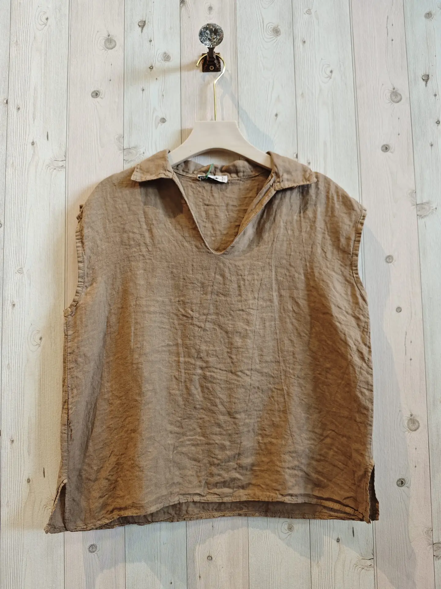 Prachtige linnen zomer blouse met een kraagje en v-hals - kleur BRUIN - maat 40