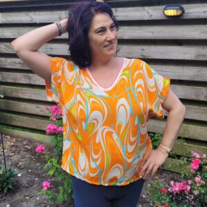 Franse mode zomer top met v-hals en korte mouw kleur ORANJE, maat 40/42
