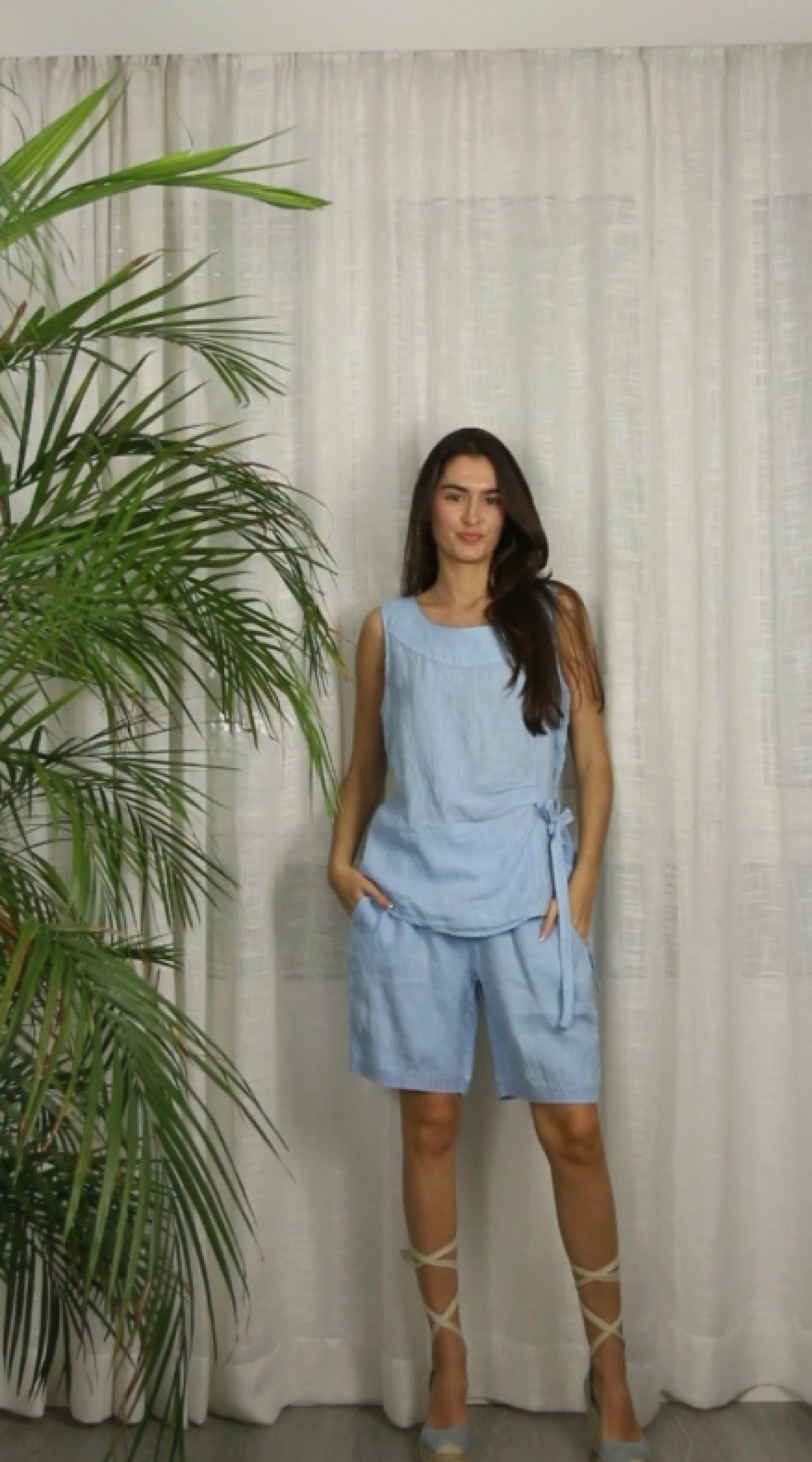 Elegante mouwloze 100% linnen top met strikje en ronde hals -BLAUW kleur - maat M/L