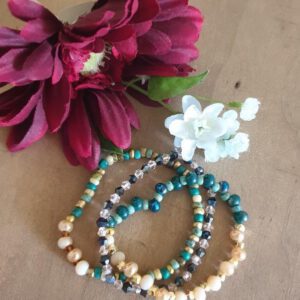 Handgemaakte armbanden set van drie, gouden tinten, turquoise, groen, goud, kralen