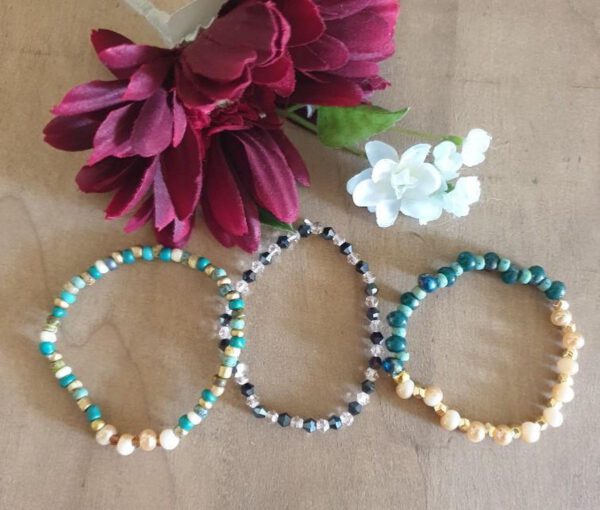 Handgemaakte armbanden set van drie, gouden tinten, turquoise, groen, goud, kralen - Afbeelding 3