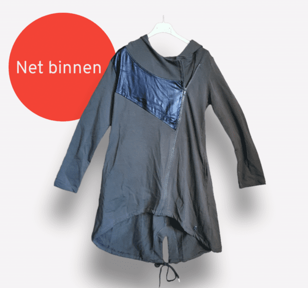 Leuke katoenen vest met capuchon, schuin rits en kunst leer elementen in KAKI kleur maat 36/38