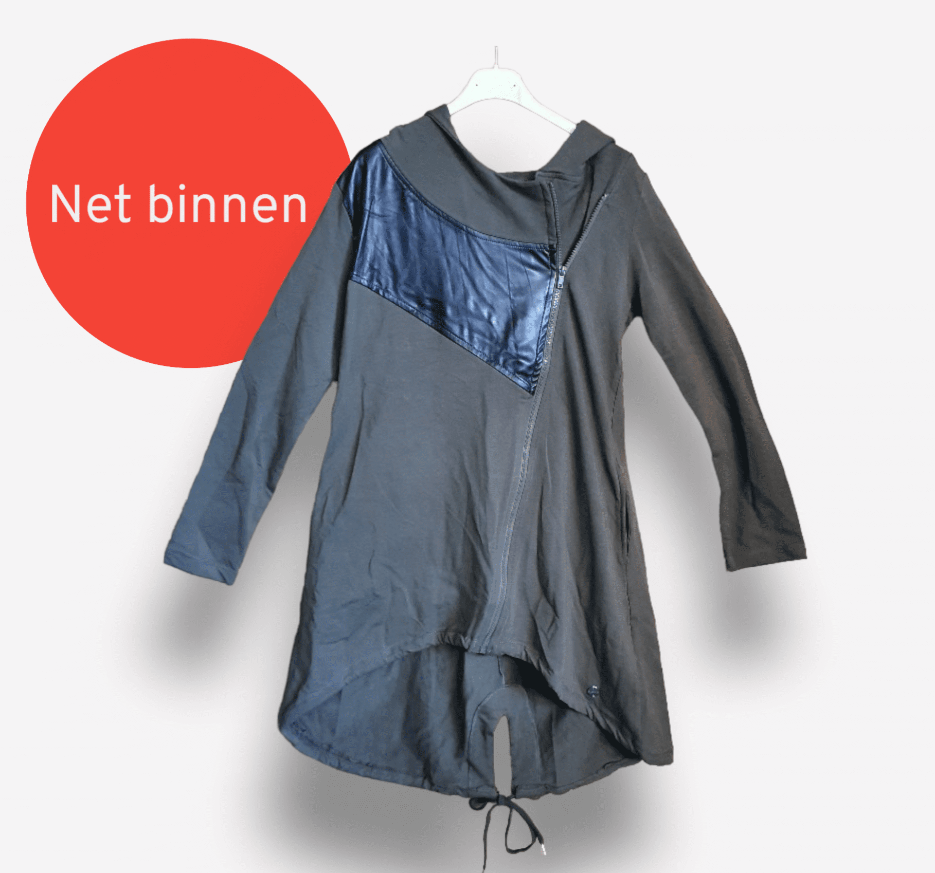 Leuke katoenen vest met capuchon, schuin rits en kunst leer elementen in KAKI kleur maat 36/38