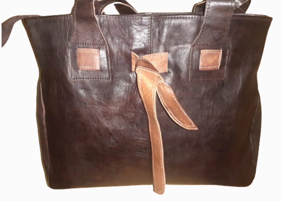 Handgemaakte Schouder tas van 100% runden leer met leren strikje - grote tas - BRUIN kleur