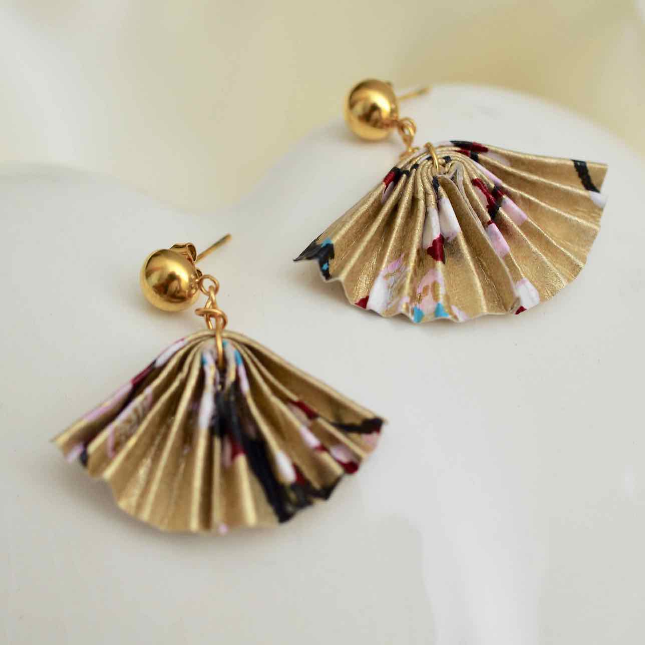 Handgemaakte Origami oorbellen in de vorm van een Japanse papieren waaier - vrolijke keuren - Afbeelding 2