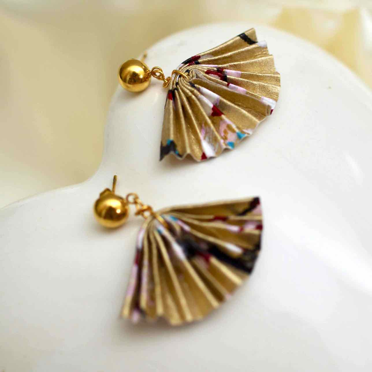 Handgemaakte Origami oorbellen in de vorm van een Japanse papieren waaier - vrolijke keuren - Afbeelding 4