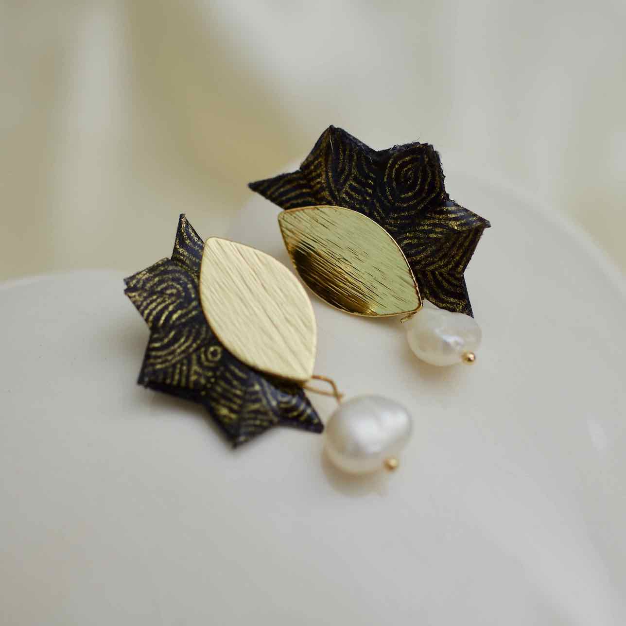 Handgemaakte Washi papieren waaier oorbellen in zwart en goud - parel - origami Japanse oorbellen