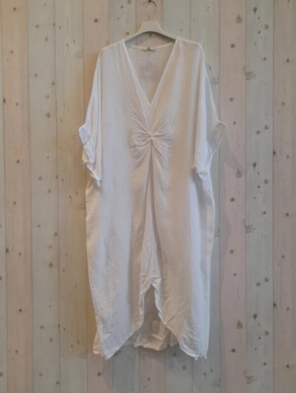 Hammam boho jurk van puur linnen met een gedraaide knop - v-hals - korte mouwen - WIT kleur - maat 44/46