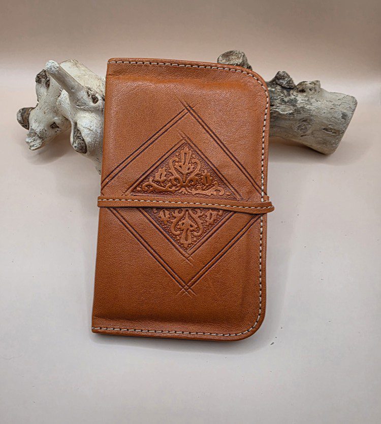 Handgemaakte leren portemonnee met band sluiting - binnen rits vak - gegrafeerd - kleur CAMEL/ORANJE