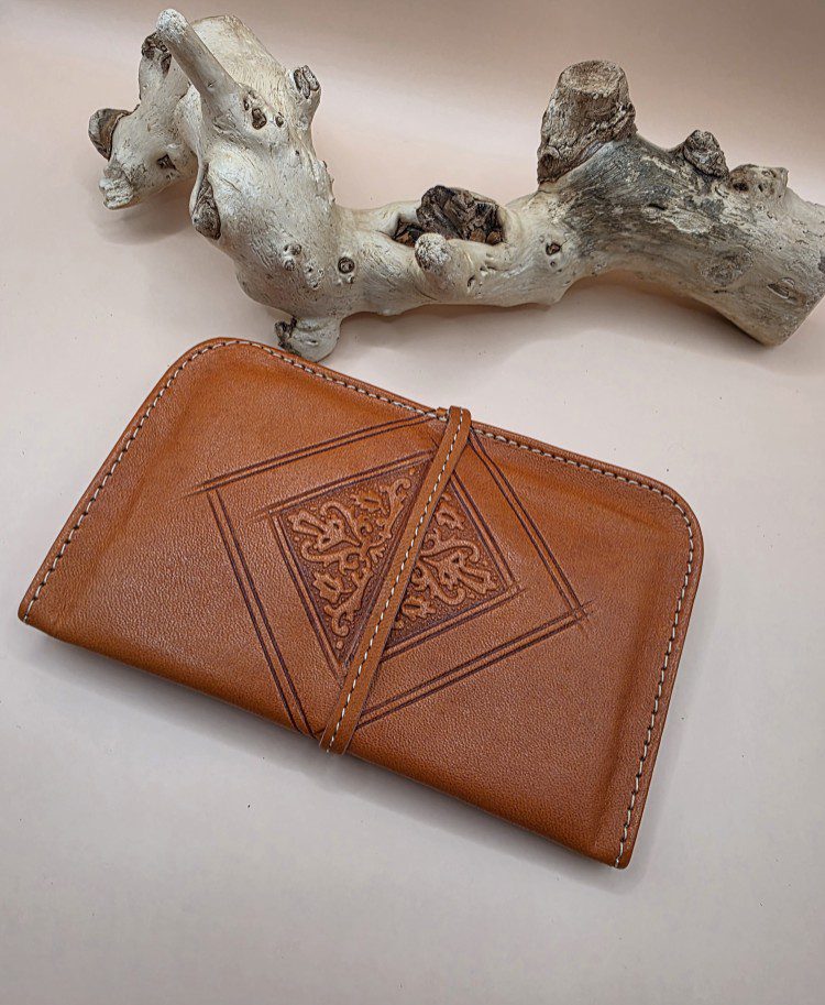 Handgemaakte leren portemonnee met band sluiting - binnen rits vak - gegrafeerd - kleur CAMEL/ORANJE