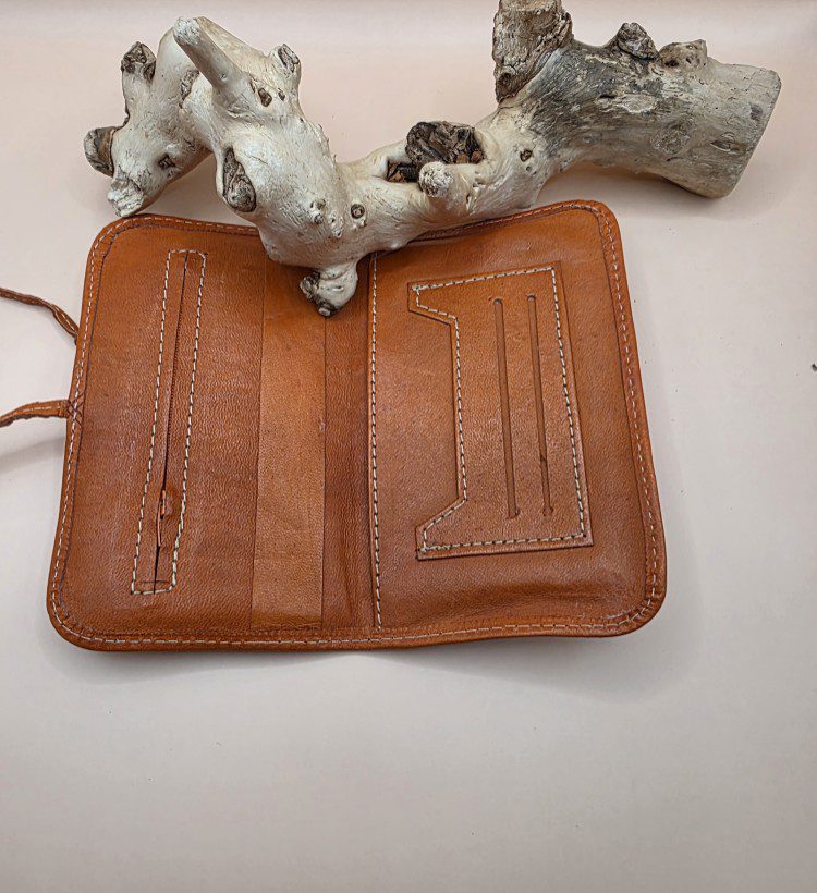 Handgemaakte leren portemonnee met band sluiting - binnen rits vak - gegrafeerd - kleur CAMEL/ORANJE - Afbeelding 3