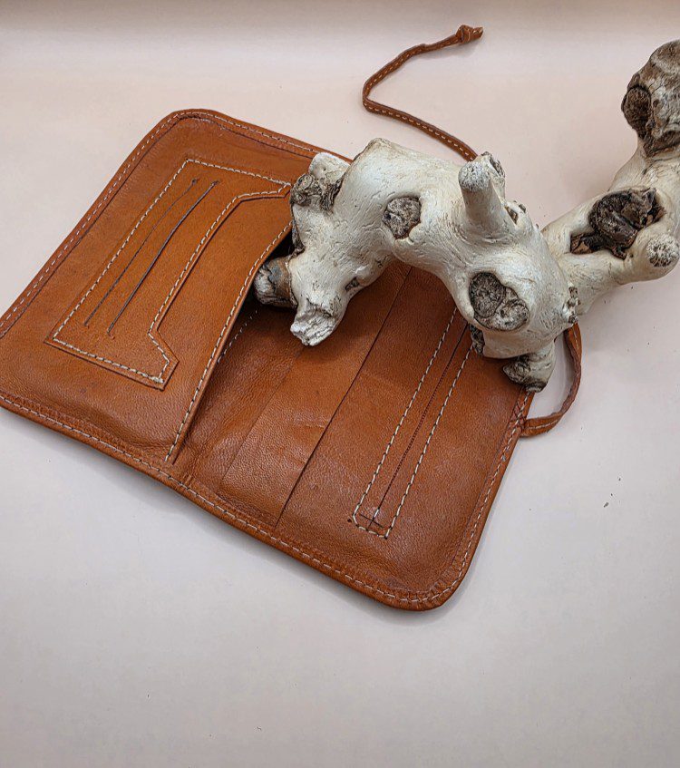 Handgemaakte leren portemonnee met band sluiting - binnen rits vak - gegrafeerd - kleur CAMEL/ORANJE - Afbeelding 4