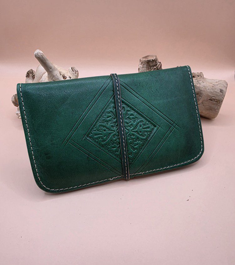 Handgemaakte leren portemonnee met band sluiting - binnen rits vak - gegrafeerd - kleur GROEN