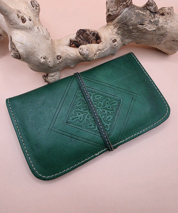 Handgemaakte leren portemonnee met band sluiting - binnen rits vak - gegrafeerd - kleur GROEN