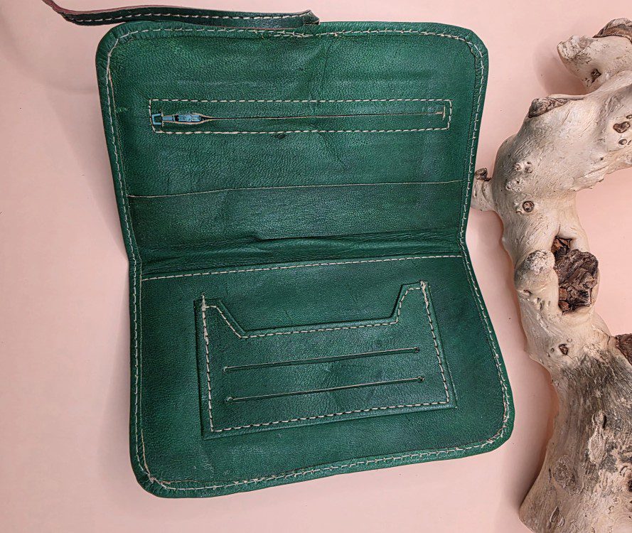 Handgemaakte leren portemonnee met band sluiting - binnen rits vak - gegrafeerd - kleur GROEN - Afbeelding 3