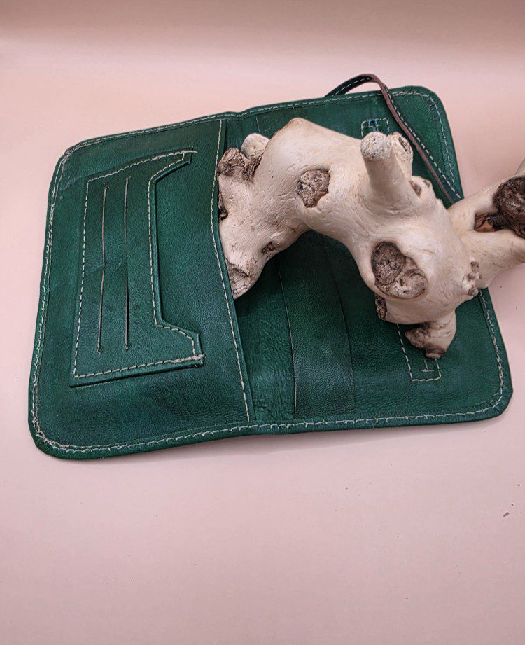 Handgemaakte leren portemonnee met band sluiting - binnen rits vak - gegrafeerd - kleur GROEN - Afbeelding 4