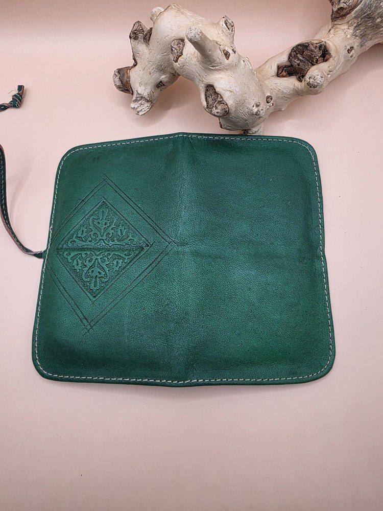 Handgemaakte leren portemonnee met band sluiting - binnen rits vak - gegrafeerd - kleur GROEN - Afbeelding 5