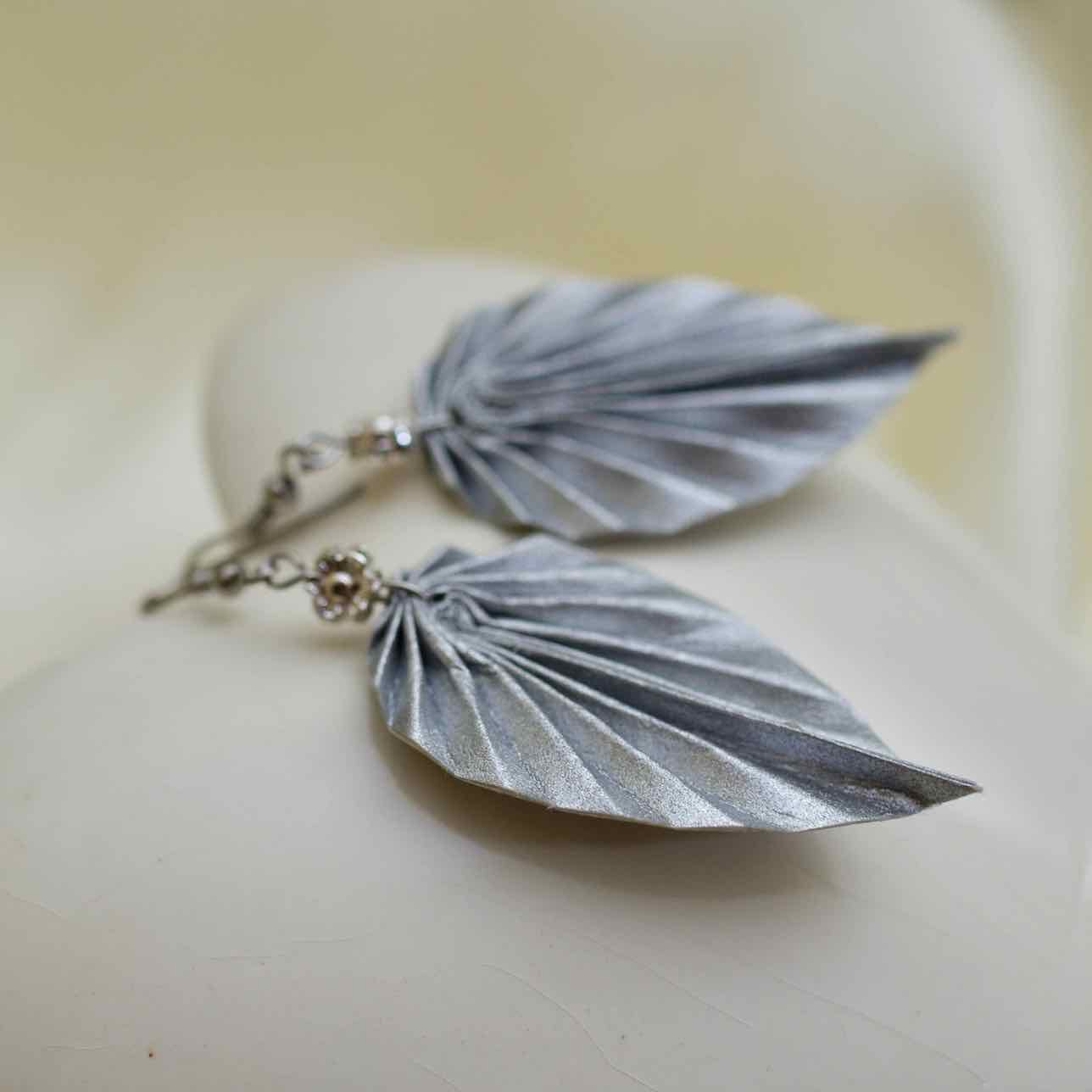 Handgemaakte Elegante oorbellen in de vorm van een blad in Zilver kleur - papier oorbellen - Japan