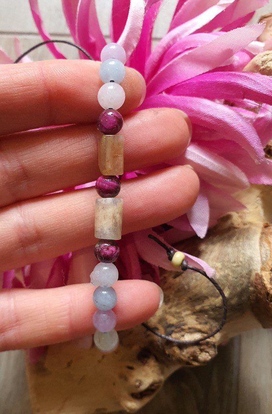 Handgemaakte edelsteen armband van Morganiet Chalcedoon en Zonnesteen