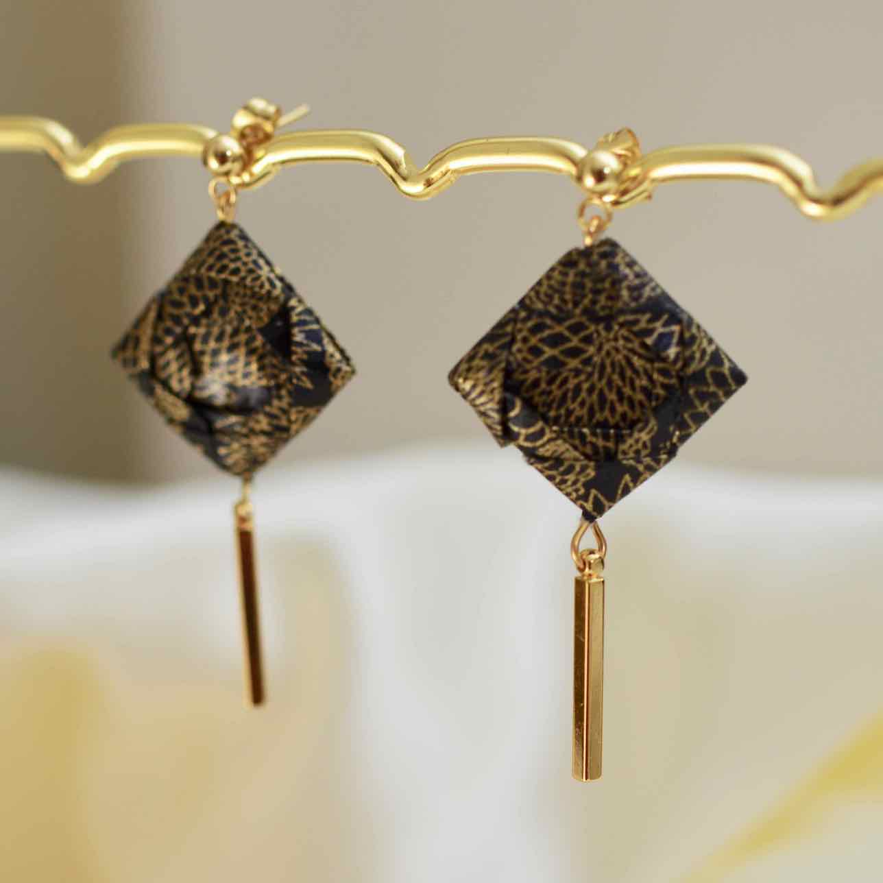 Handgemaakte Fantasie oorbellen met een spel van origami vierkanten - papieren oorbellen - ZWART kleur - Afbeelding 2